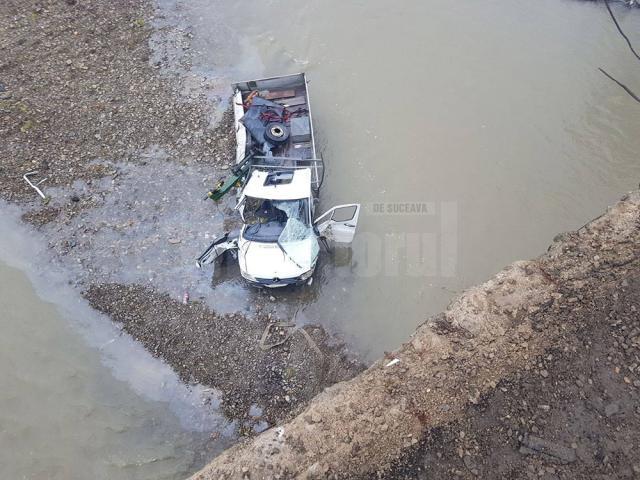 Camioneta a zburat în albia râului Suceava de la o înălţime de circa 10 metri