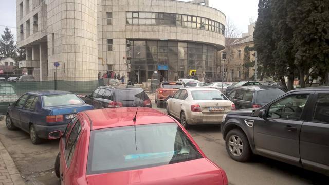 Coloane de maşini formate pe străzile adiacente, după închiderea străzii Vasile Bumbac