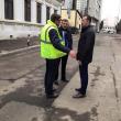 Viceprimarul Lucian Harșovschi, discutând cu constructorul, în teren, detalii despre lucrarea de refacere a străzii Vasile Bumbac