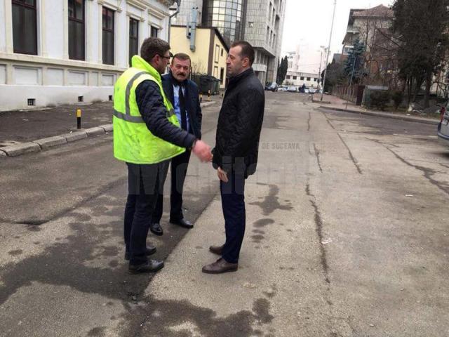 Viceprimarul Lucian Harșovschi, discutând cu constructorul, în teren, detalii despre lucrarea de refacere a străzii Vasile Bumbac