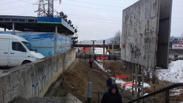 Dan Ioan Cușnir arată că cetăţenii sunt nevoiţi să meargă prin noroaie pentru a ajunge la pasarela de sub podul peste râul Suceava