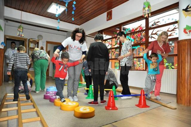 Zeci de copii cu nevoi speciale beneficiază de kinetoterapie gratuită la Centrul de recuperare „Emanuel" Suceava