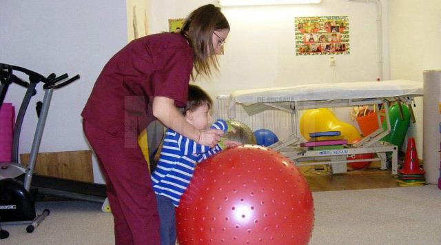 Zeci de copii cu nevoi speciale beneficiază de kinetoterapie gratuită la Centrul de recuperare „Emanuel" Suceava