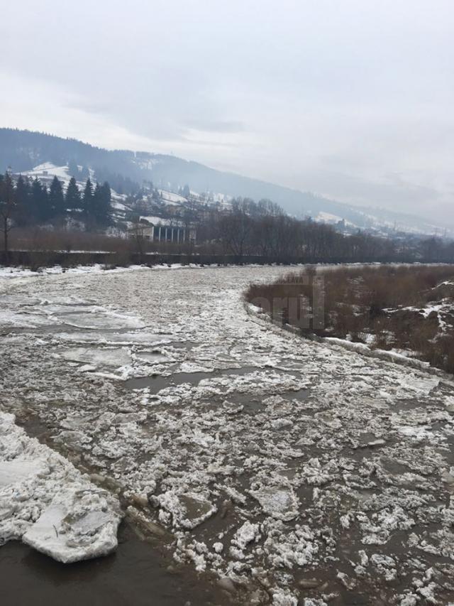 Podurile de gheaţă de pe râurile din zona de munte au pus pe jar autorităţile