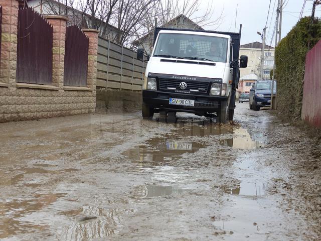 Strada din cartierul Laniște este plină de gropi umplute cu apă, prin care se circulă cu greutate