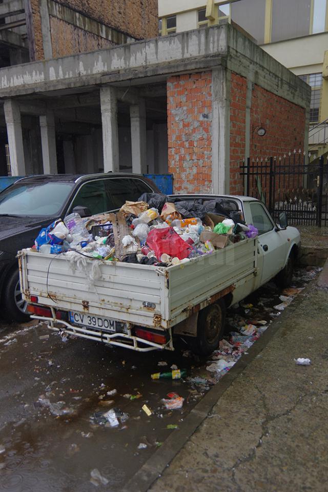 O Dacia Papuc abandonată, transformată în ghenă de gunoi în parcarea de la Kaufland