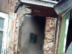 În urma prăbuşirii peretelui, femeia de 66 de ani a fost surprinsă în interiorul casei