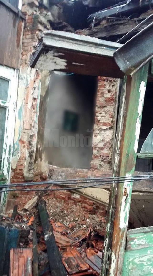 În urma prăbuşirii peretelui, femeia de 66 de ani a fost surprinsă în interiorul casei