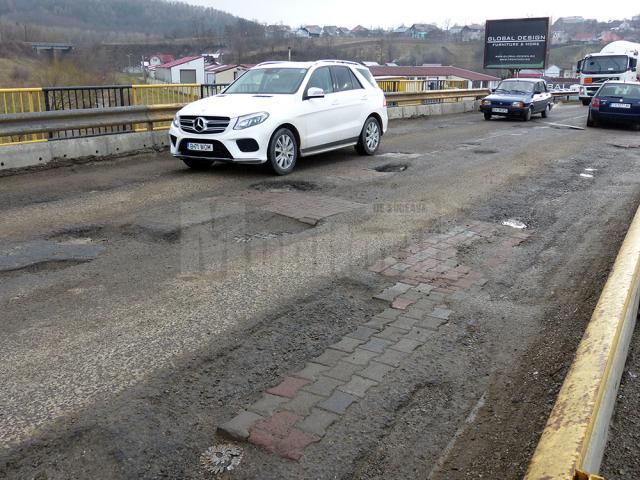 Podul din Șcheia, plin de găuri adânci, a devenit coşmarul şoferilor care tranzitează comuna