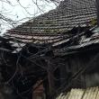 O femeie a rămas blocată în locuinţă, după ce un perete şi acoperişul casei s-au prăbuşit