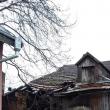 O femeie a rămas blocată în locuinţă, după ce un perete şi acoperişul casei s-au prăbuşit