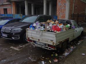 Dacia Papuc transformată în ghenă de gunoi, marți, în parcarea de la Kaufland