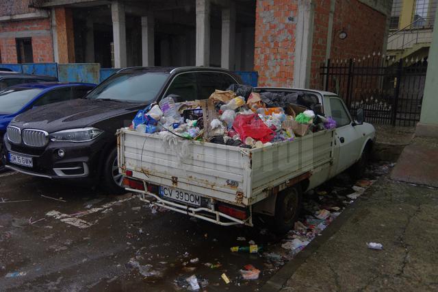 Dacia Papuc transformată în ghenă de gunoi, marți, în parcarea de la Kaufland