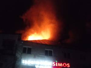 Incendiu puternic la Complexul comercial din  Broșteni