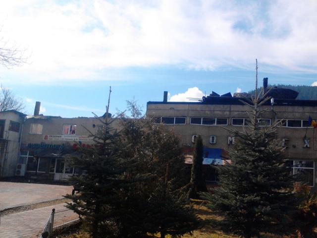 Un puternic incendiu a provocat pagube mari la complexul comercial din Broşteni