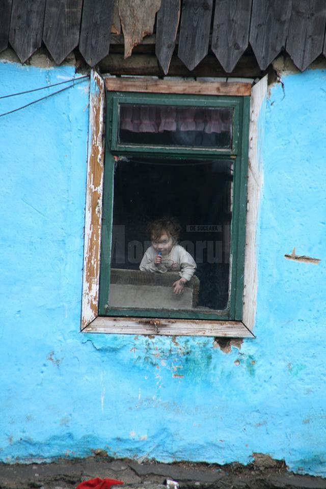 Peste 8.000 de copii din judeţ au părinţii plecaţi la muncă în străinătate