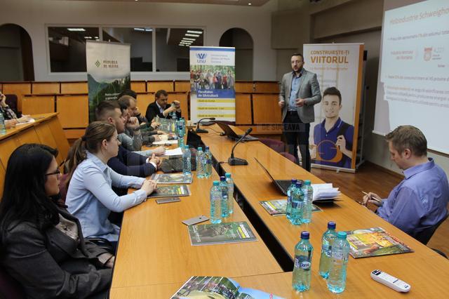 Directorul programului de Burse Schweighofer, Vasile Varvaroi, explicând importanța certificării pădurilor și companiilor