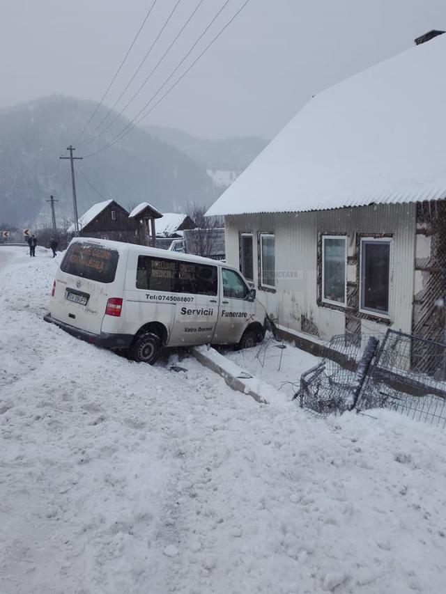 O mașină pentru transport decedați a intrat în gardul unei casei