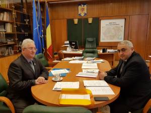 Construirea a două noi grădinițe și finalizarea altor investiții, discutată de primarul Sucevei cu ministrul Valentin Popa