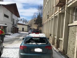 Mașina avariată de zăpada căzută de pe acoperişul Policlinicii