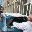 Mașina avariată de zăpada căzută de pe acoperişul Policlinicii