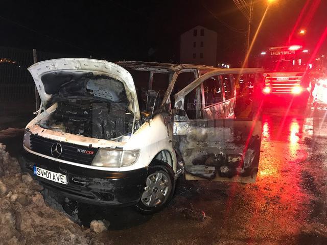Flăcările au distrus maşina
