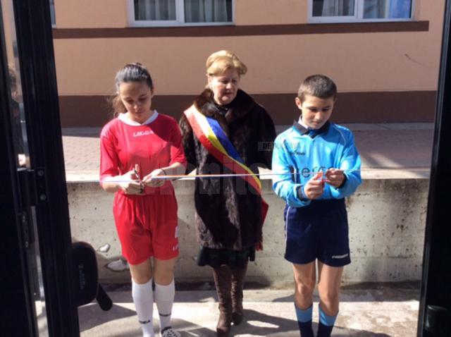 Primarul comunei Voitinel, Maria Pleşca tăind panglica de inaugurare a sălii de sport