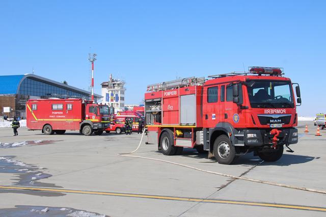 Peste 20 de autospeciale de intervenţie de la ISU Suceava, SAJ, serviciul privat al aeroportului, serviciile locale de urgenta din 3 localităţi și jandarmerie au acţionat în timpul exerciţiului