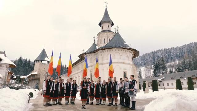 Grupul vocal-tradițional „Ai lui Ștefan, noi oșteni”, de la liceul din Vicovu de Sus