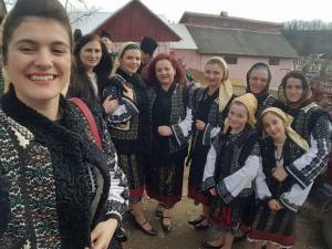 Violeta Ţăran alături de formaţia de dansuri pe generaţii din Berchişeşti