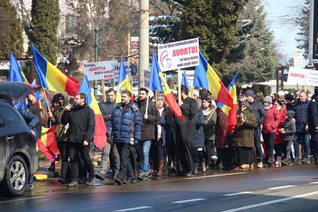 Doctorii Valeriu Gavrilovici şi Mircea Puşcaşu, în fruntea coloanei de manifestanţi