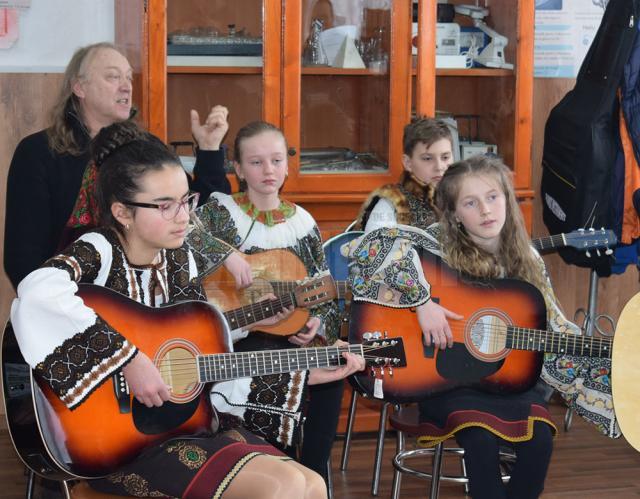 Ştefan Hruşcă sprijină copiii pasionaţi de folk din Ciocăneşti