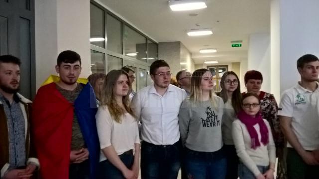 La manifestarea de la Suceava participă inclusiv un grup de studenţi basarabeni