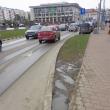 Spațiile verzi din centrul Sucevei, distruse de roțile mașinilor parcate ilegal