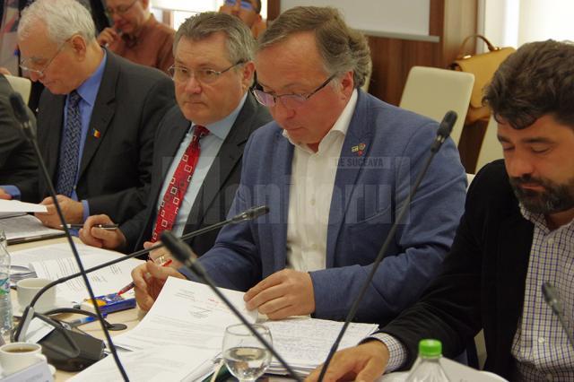 Consilierii PSD Cuşnir şi Nichitean i-au acordat lui Flutur o notă „aproape de maxim” pentru promovarea judeţului