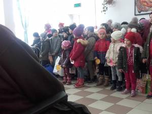Copiii de la Şcoala Gimnazială Zvoriştea au vizitat bolnavii de la Centrul de Recuperare din localitate