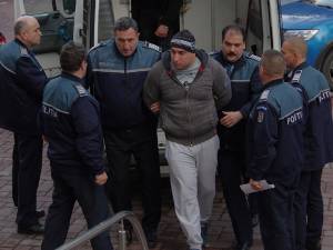 Alexandru Huţuleac, zis „Duţu”, se află în arest preventiv din ziua în care l-a lovit cu sabia în cap pe poliţistul Sfichi