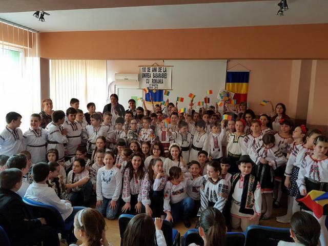 Şcoala Gimnazială „Miron Costin” a sărbătorit 100 de ani de la Unirea Basarabiei cu România