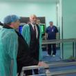 Preşedintele CJ Gheorghe Flutur, managerul spitalului, Vasile Rîmbu, și bioinginerul Dragoș Vicoveanu, la inaugurarea noii staţii de sterilizare a Spitalului de Urgență