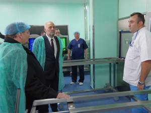 Preşedintele CJ Gheorghe Flutur, managerul spitalului, Vasile Rîmbu, și bioinginerul Dragoș Vicoveanu, la inaugurarea noii staţii de sterilizare a Spitalului de Urgență
