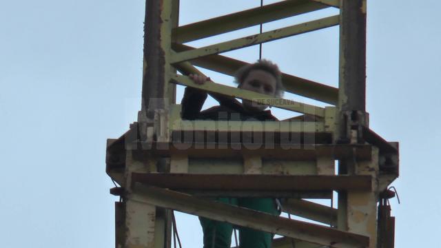 O tânără care a vrut să se arunce de pe o macara, de la 40 de metri înălţime, a fost convinsă să renunţe de negociatorul de la IPJ Suceava
