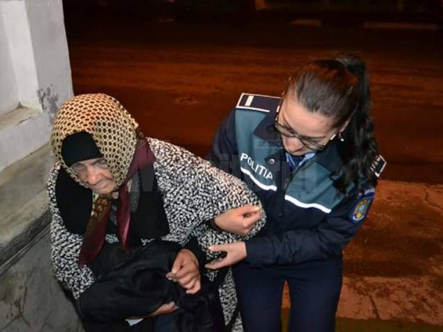 Tânăra poliţistă, ajutând-o pe bătrâna de 80 de ani