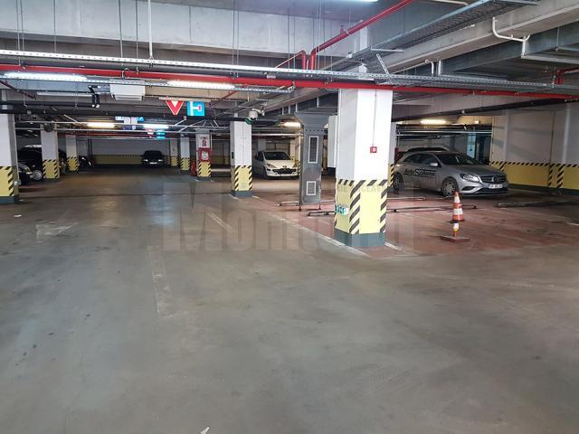 Parcările subterane din Centrul Sucevei, golite de mașini, după introducerea taxei de parcare