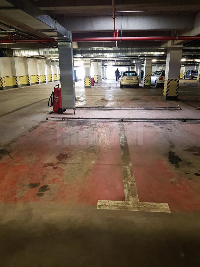 Parcările subterane din Centrul Sucevei, golite de mașini, după introducerea taxei de parcare