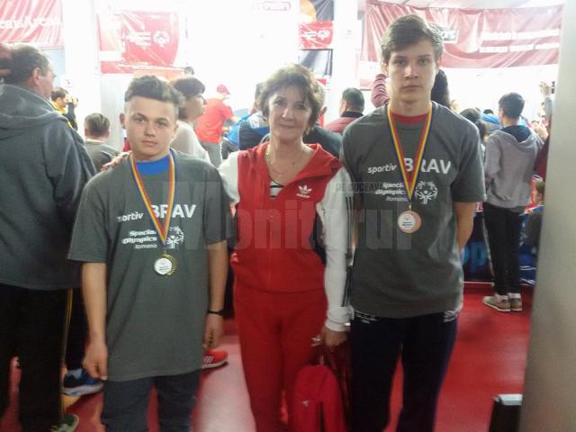 Profesoara Ecaterina Conache, împreună cu cei doi campioni