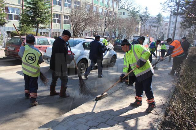 Primarul Sucevei, Ion Lungu, participând la campania de curățenie de pe strada Alexandru cel Bun
