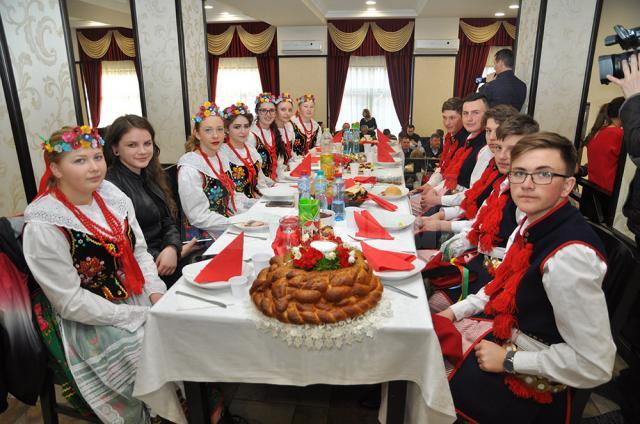 Peste 300 de membri ai comunităţilor de polonezi din Bucovina s-au întâlnit pentru a celebra Învierea