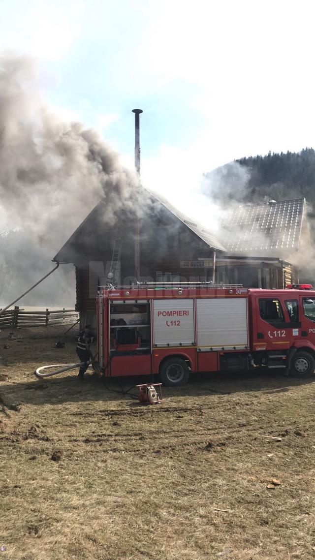 Casă din comuna Putna, cuprinsă de flăcări