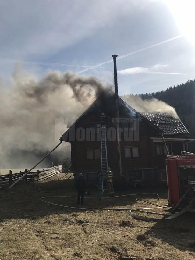 Un puternic incendiu a distrus o casă din localitatea Putna