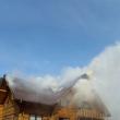 Un puternic incendiu a distrus o casă din localitatea Putna